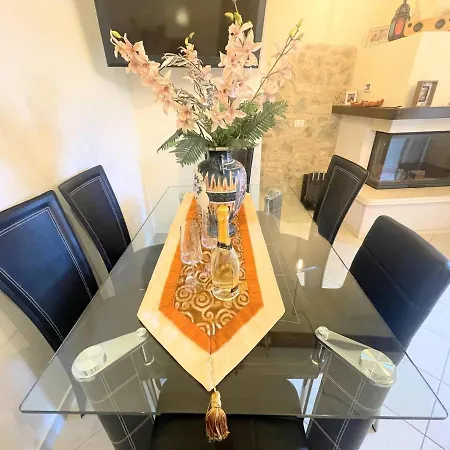 דירה Centrally Located A1 - Sleeps 46 - Terracebbq Car Not Needed Wifi