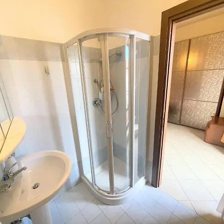Centrally Located A1 - Sleeps 46 - Terracebbq Car Not Needed Wifi *